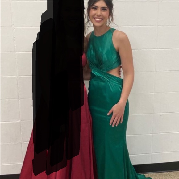 Emerald green size 2 prom dress - Picture 2 of 3